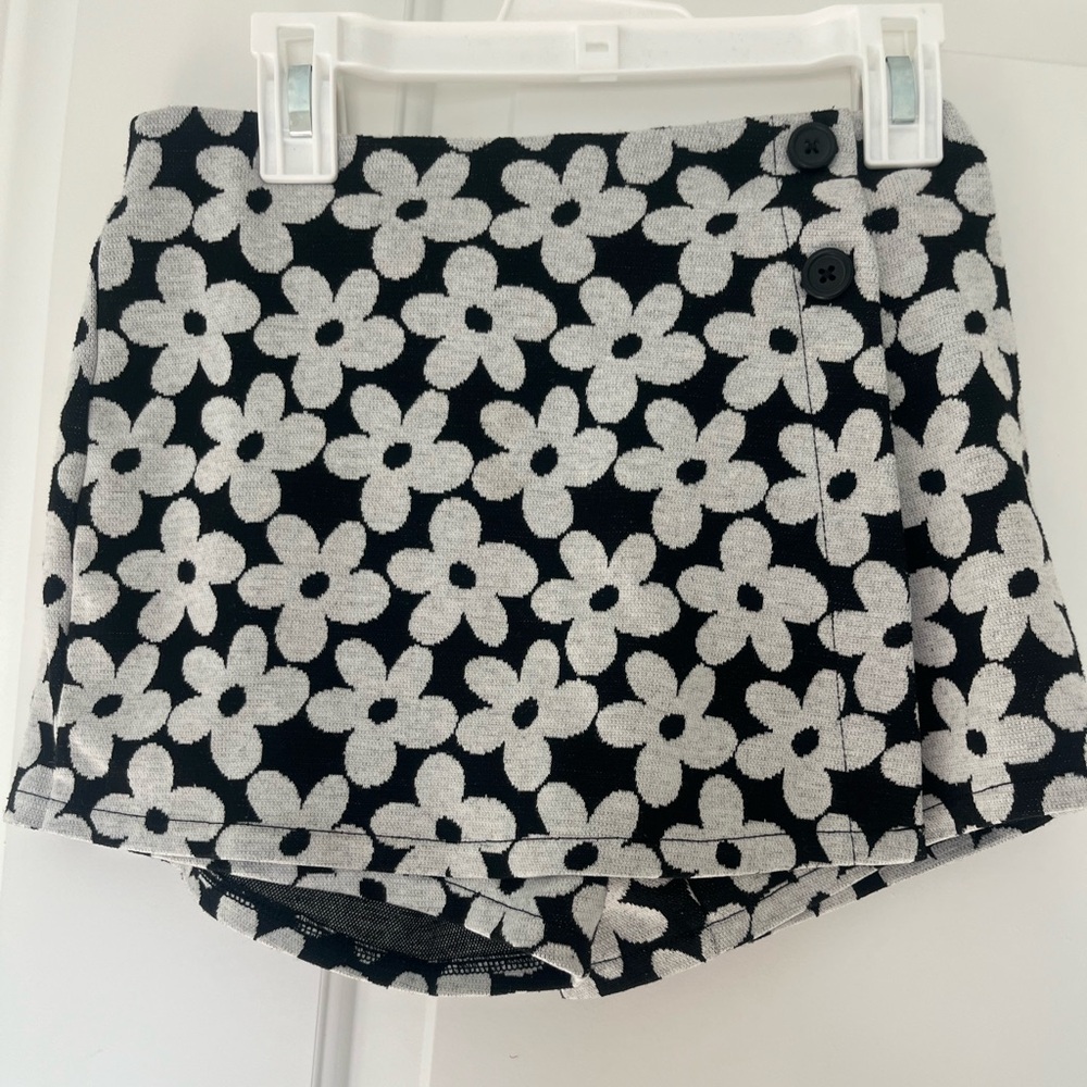 Old Navy Black and White Floral Patterned Skirt